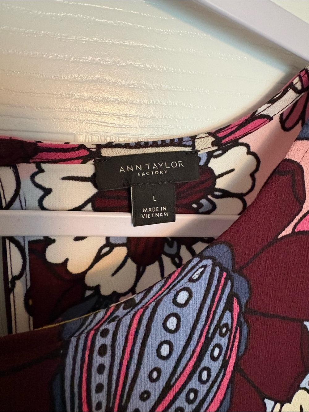 Ann Taylor Factory Ruffle Sleeve Women’s Top - burgundy Multi - Picture 2 of 3